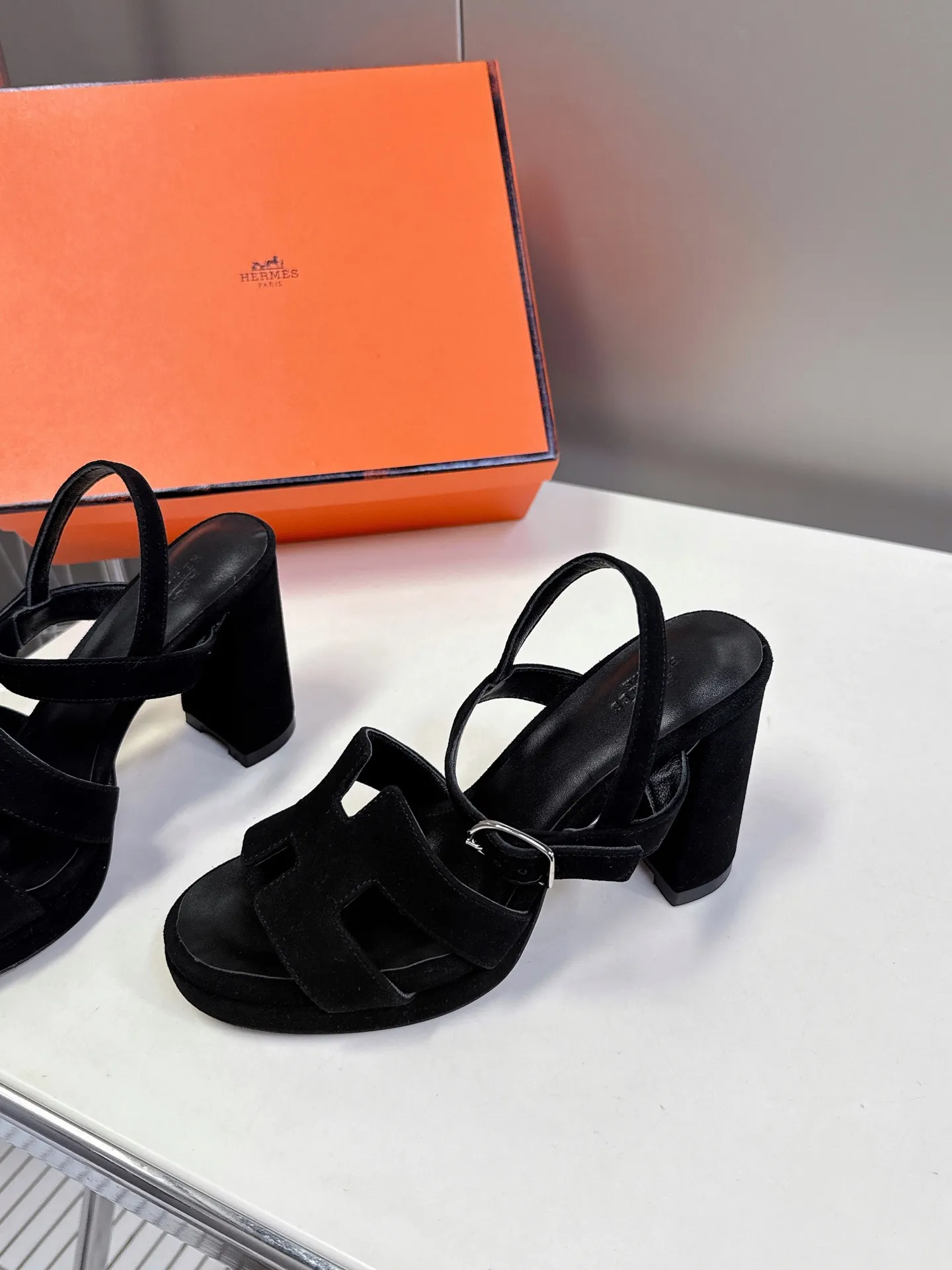 👟👟Ex-factory price 620👟👟 Hermès new spring and summer high-heeled sandals 🧡Upper: imported first-layer suede cowhide, mixed lambskin for feet, original leather outsole. You get what you pay for, genuine materials, whether it is leather, last shape, sole, or craftsmanship, all are consistent with ZP❗️ 🧡Suede high-heeled sandals, classic "H"-shaped upper with flexible ankle strap to highlight the slender ankle, about 9 cm high heels to reshape the body shape, genuine leather soles to enhance style, simple and smooth design, creating a fashionable and feminine look.  🧡Size: 35-39 yards (40 can be customized with no return or exchange) 🧡Color: multi-color 🧡Heel height: about 9 cm at the heel and 2 cm at the bottom
